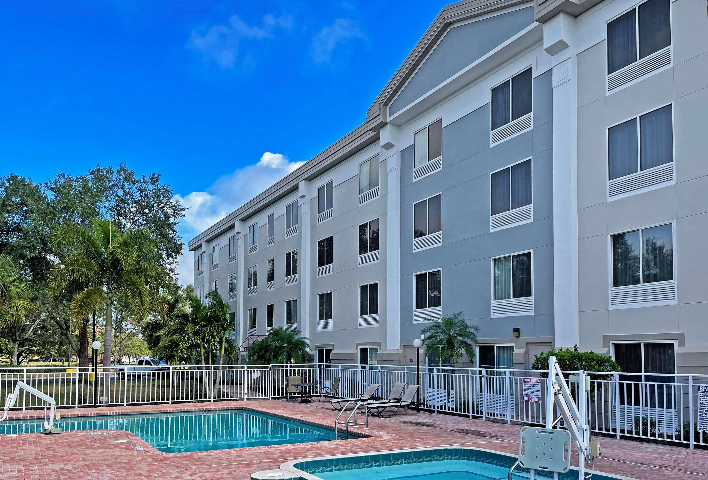 Comfort Inn & Suites Sarasota I75 The Meadows Exteriér fotografie