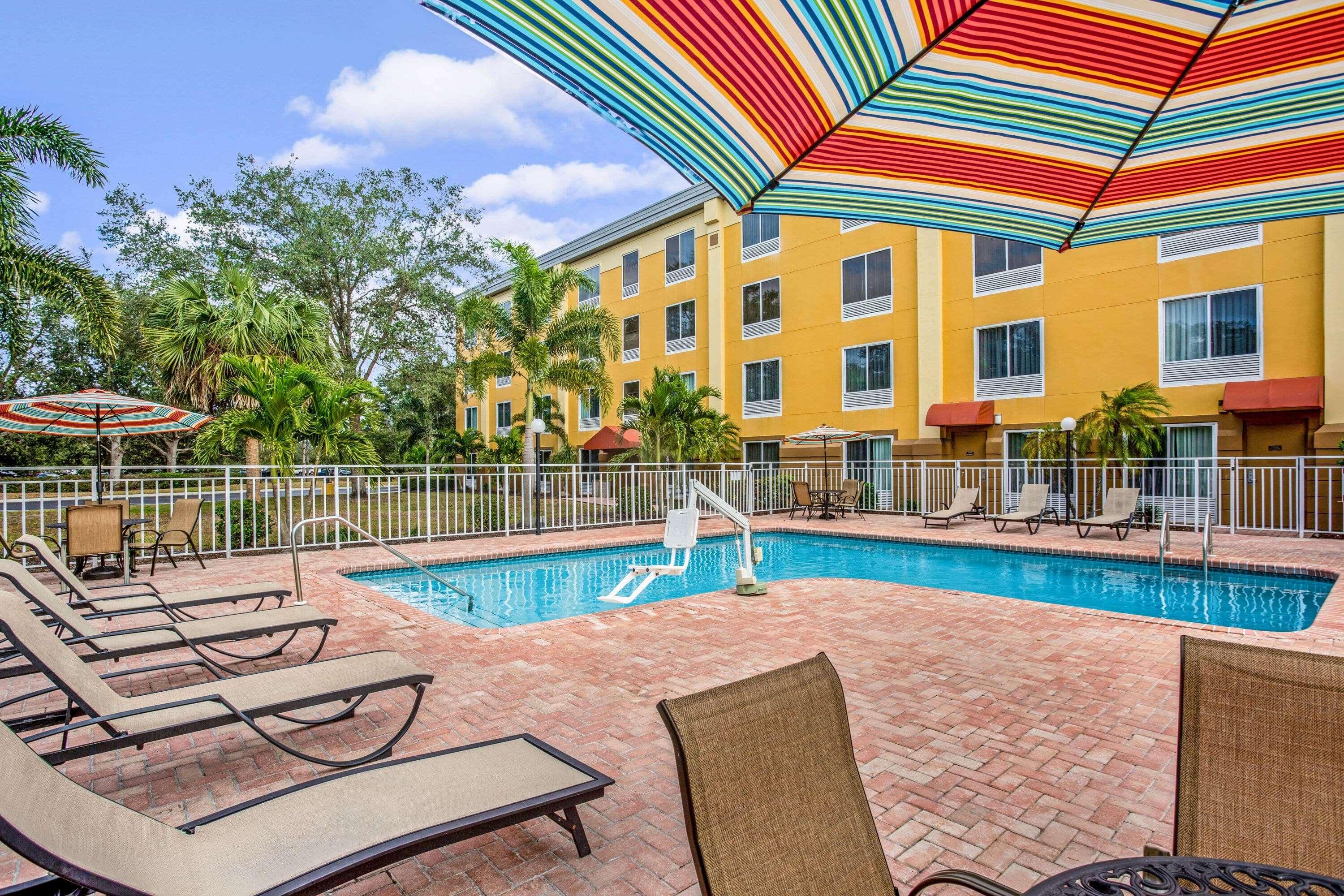Comfort Inn & Suites Sarasota I75 The Meadows Exteriér fotografie