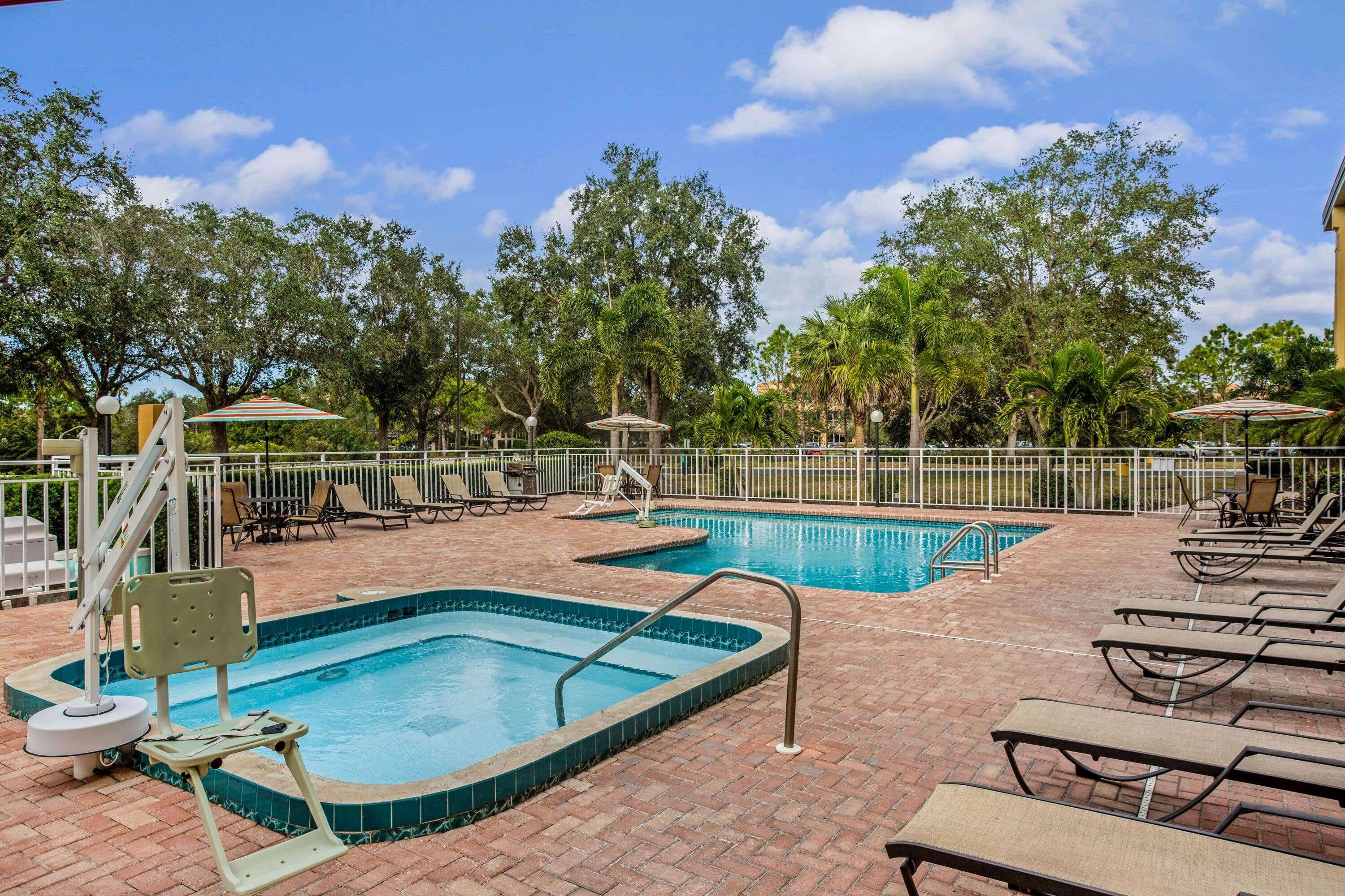 Comfort Inn & Suites Sarasota I75 The Meadows Exteriér fotografie